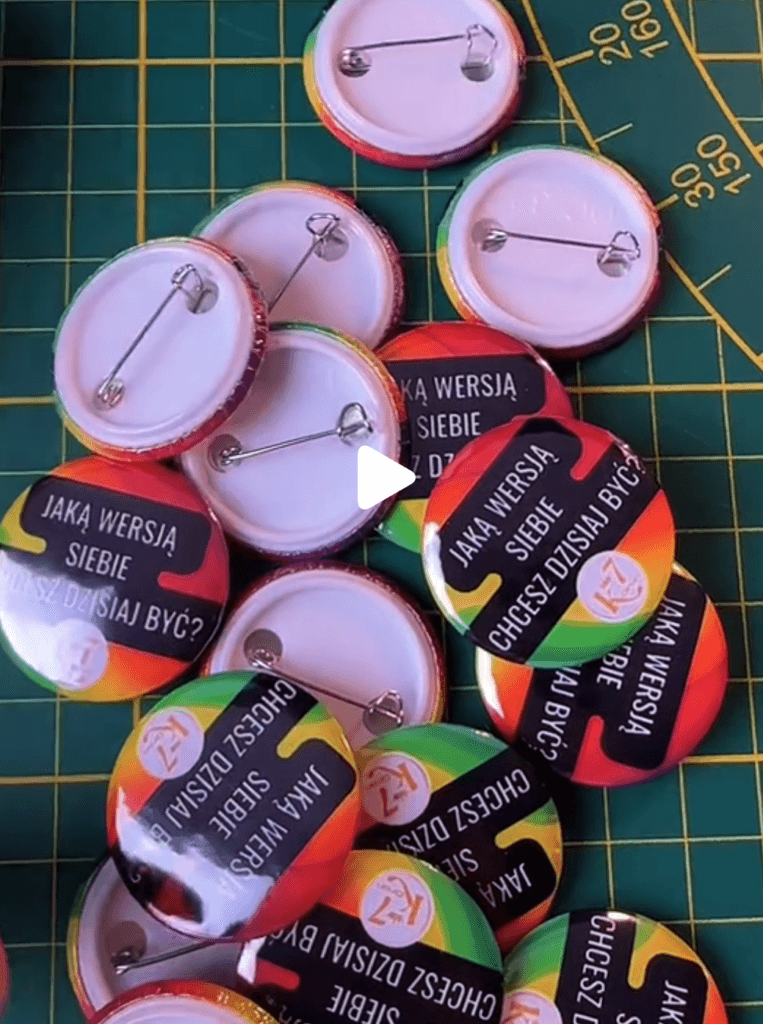 Kleurrijke wydarzeniebuttons met logo